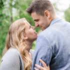 Verliebtes Paar mit Engagement Ring im Park Aarau