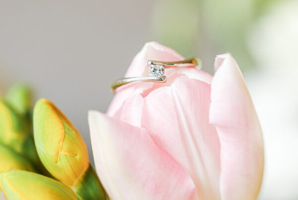 Heiratsantrag im Frühling - Verlobungsring auf Tulpenblüte, Verlobung- und Paarshooting - Fotografin Andrea Klimenko