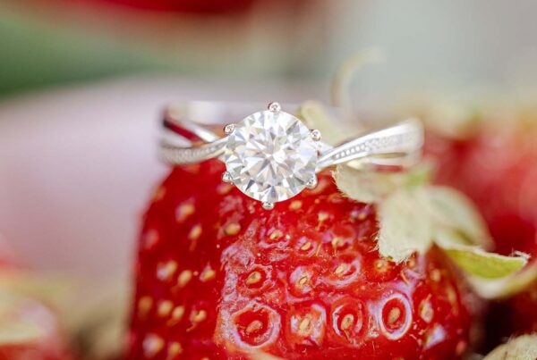 Verlobungsring auf einer Erdbeere gesetzt - Heiratsantrag in der Schweiz professionell geplant von Hochzeitsplanerin - Hochzeitsfotografin Andrea Klimenko